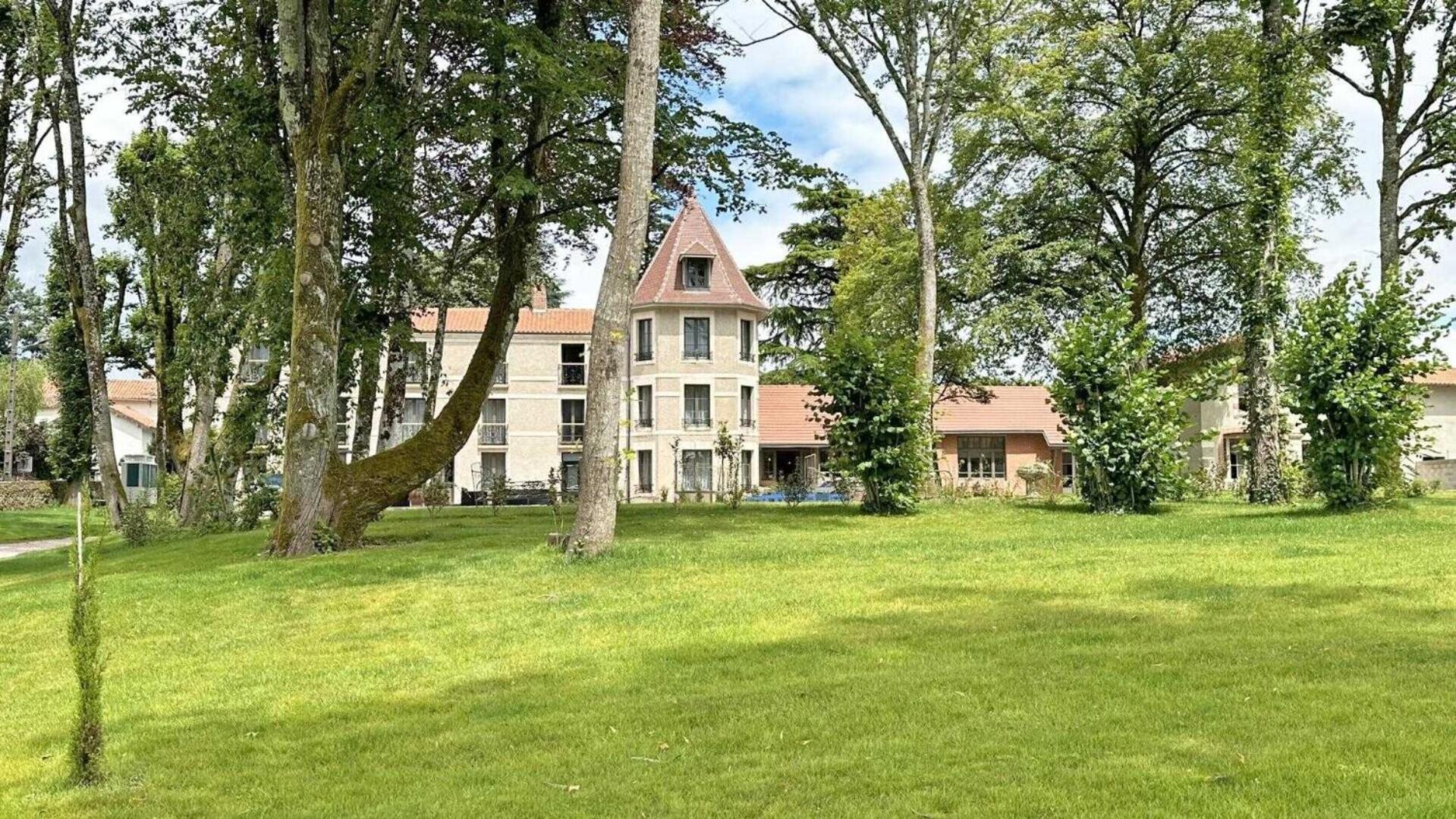 Le Manoir Des Perrieres Bed & Breakfast Rochechouart Ngoại thất bức ảnh